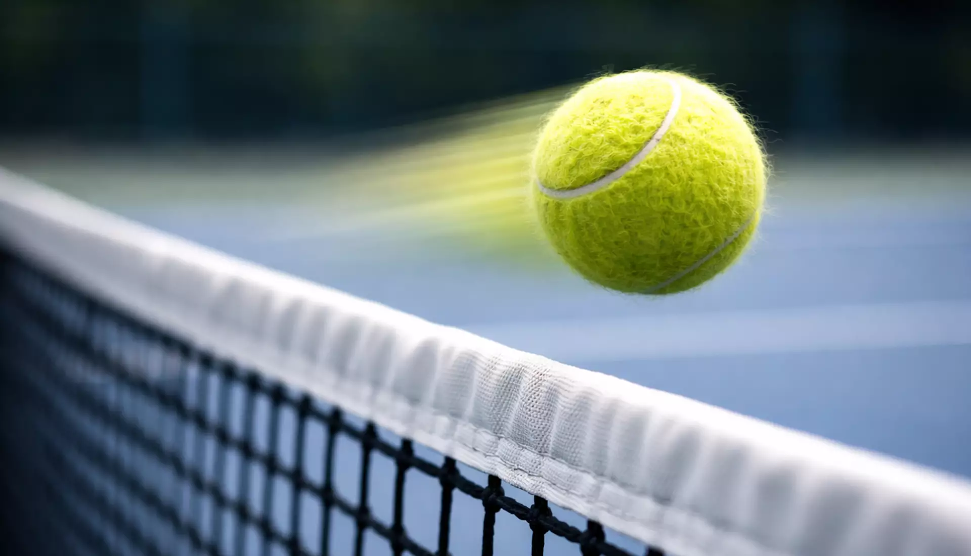 Pelota de tenis pasando sobre la red a gran velocidad en un saque potente